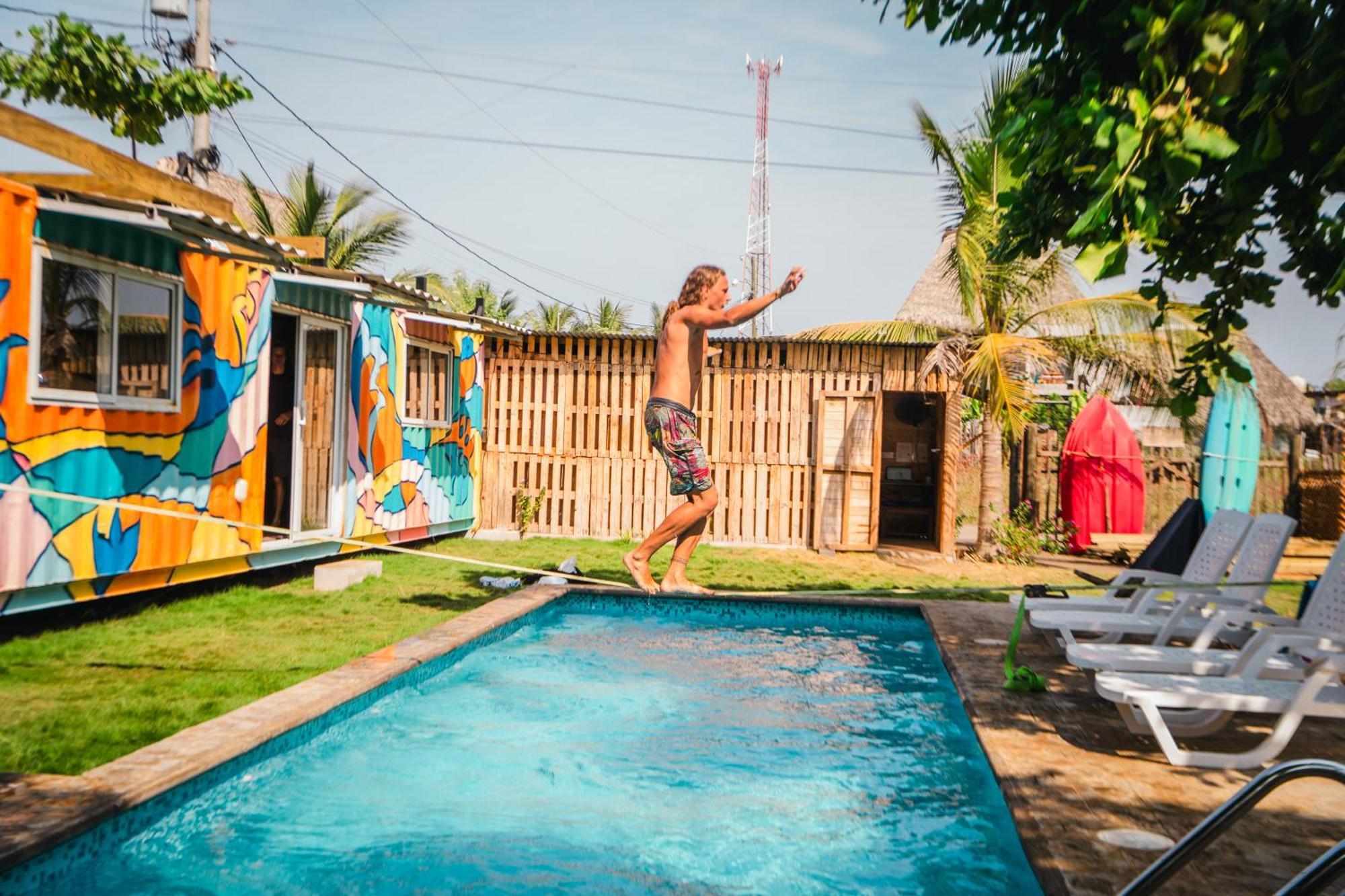 Green Belly Surf Hostel El Paredón Buena Vista Екстериор снимка