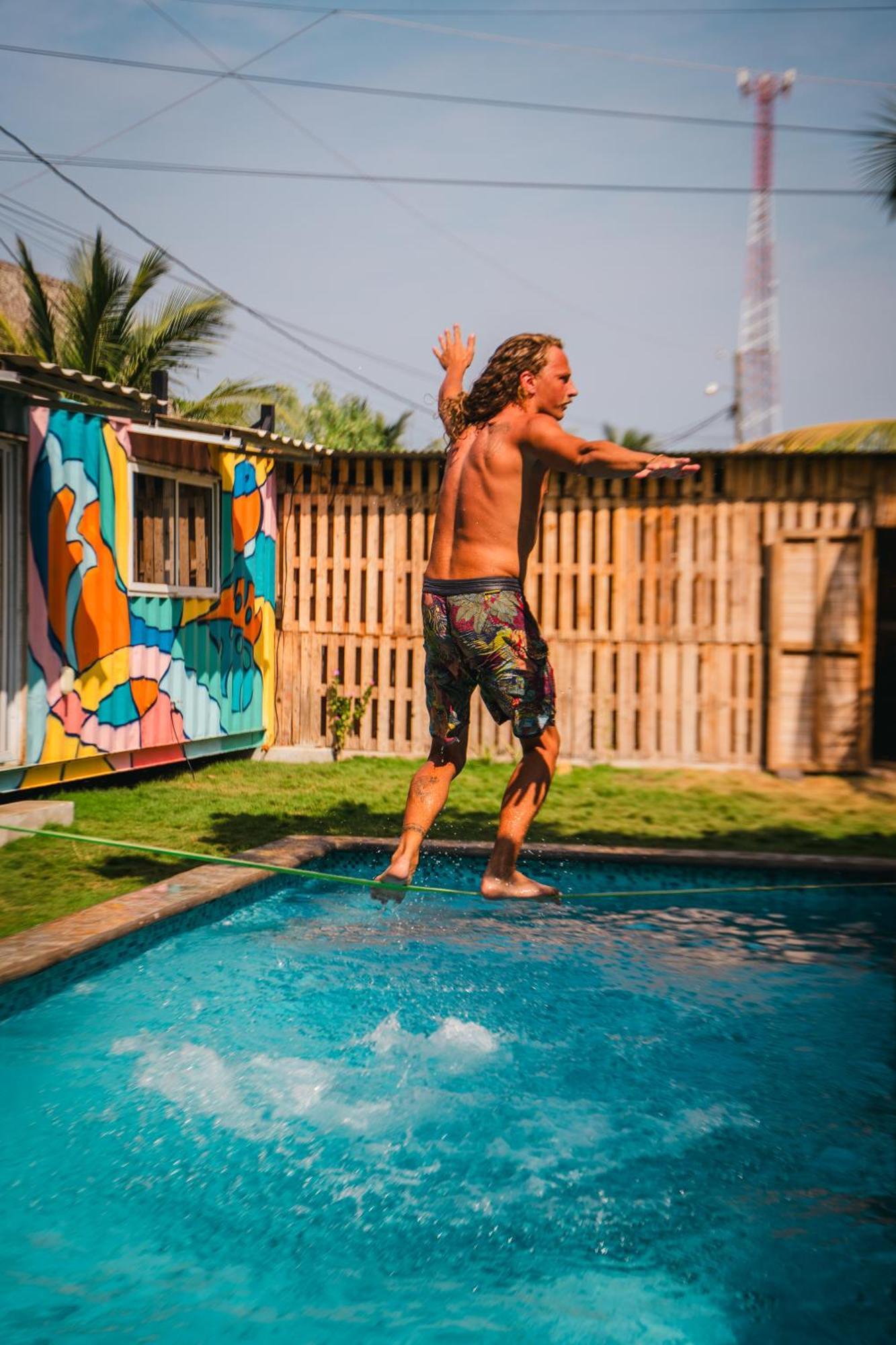 Green Belly Surf Hostel El Paredón Buena Vista Екстериор снимка
